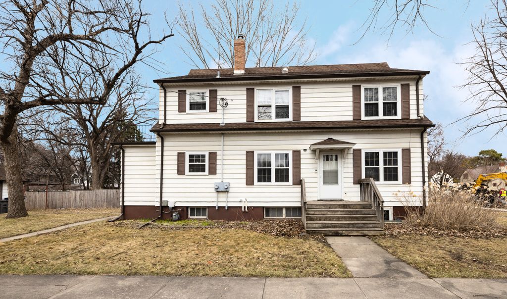 623 S 6th Street S, Moorhead, MN 56560