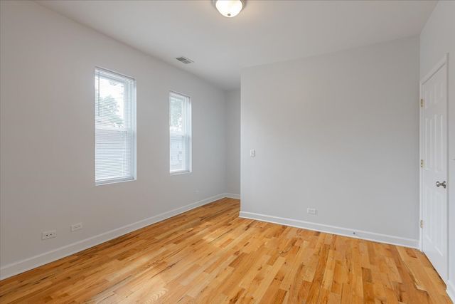 1234 W 49th Place 2R, Chicago, IL 60609