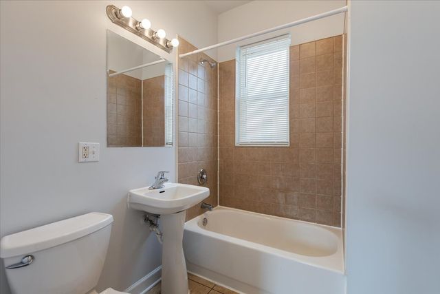 1234 W 49th Place 2R, Chicago, IL 60609