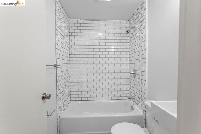 769 17th St, Oakland, CA 94612