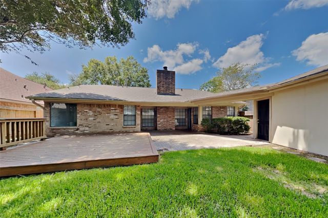 2811 Pineleaf Drive, Sugar Land, TX 77479