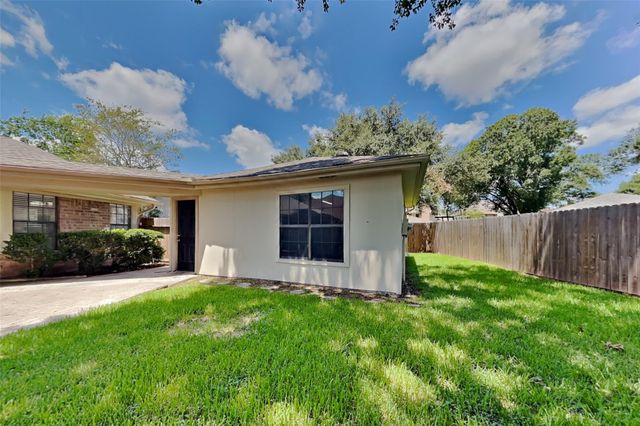 2811 Pineleaf Drive, Sugar Land, TX 77479