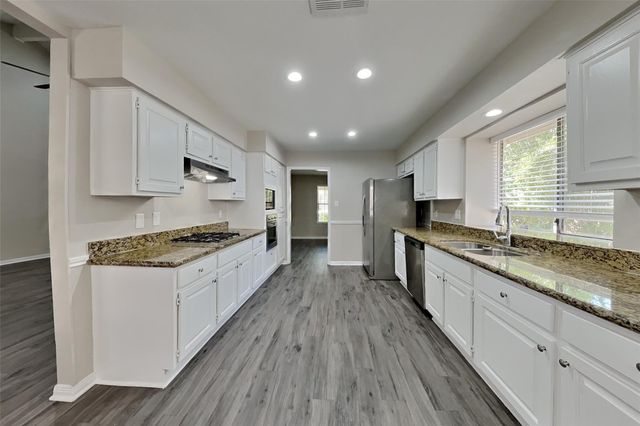 2811 Pineleaf Drive, Sugar Land, TX 77479