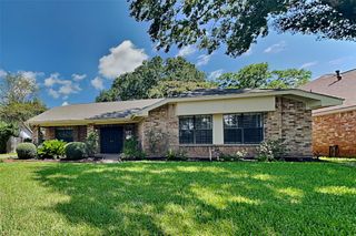 2811 Pineleaf Drive, Sugar Land, TX 77479