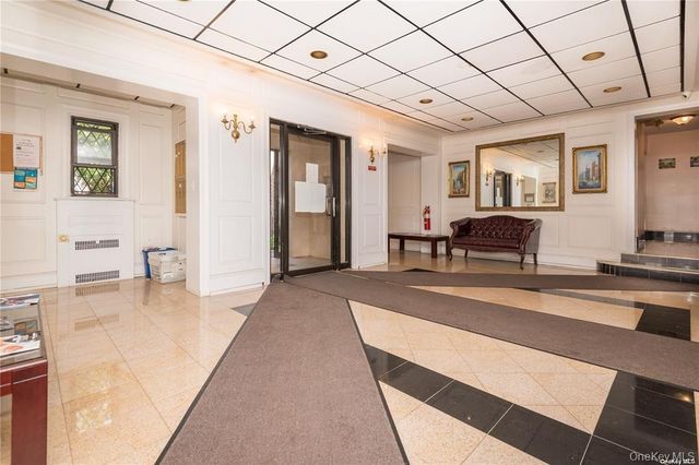 7 Bond Street 3B, Great Neck, NY 11021