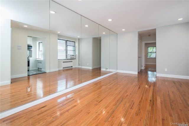 7 Bond Street 3B, Great Neck, NY 11021