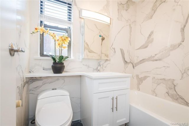 7 Bond Street 3B, Great Neck, NY 11021