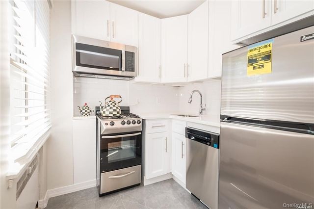7 Bond Street 3B, Great Neck, NY 11021