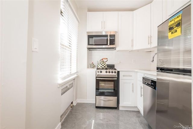 7 Bond Street 3B, Great Neck, NY 11021