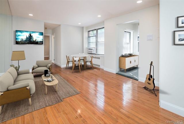 7 Bond Street 3B, Great Neck, NY 11021