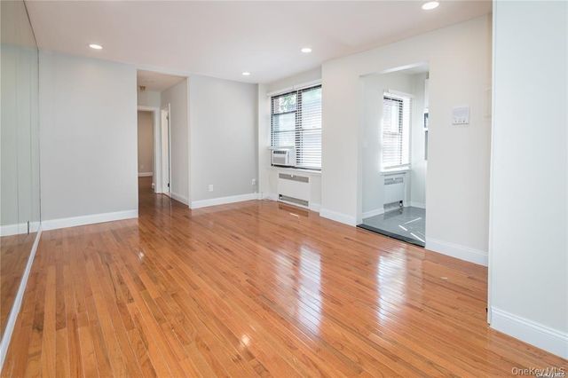7 Bond Street 3B, Great Neck, NY 11021
