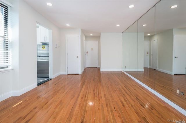 7 Bond Street 3B, Great Neck, NY 11021