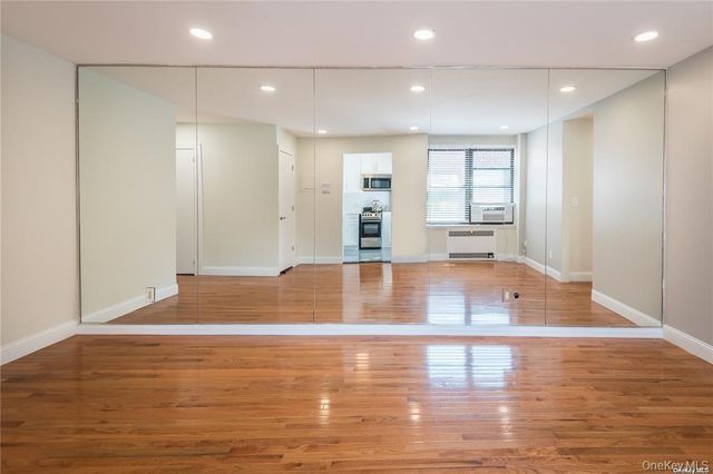 7 Bond Street 3B, Great Neck, NY 11021