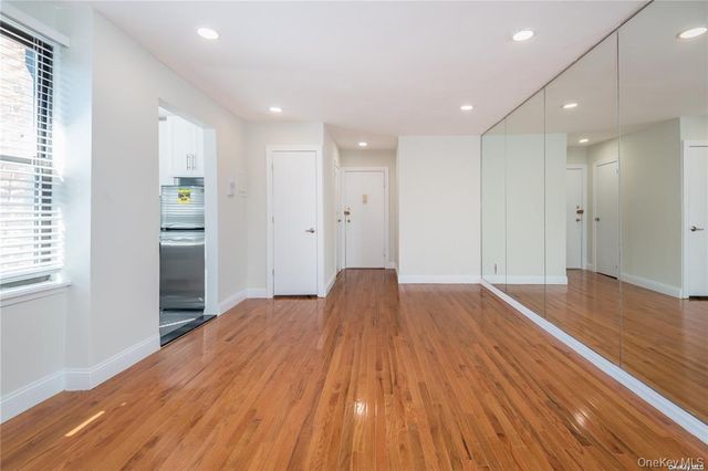 7 Bond Street 3B, Great Neck, NY 11021