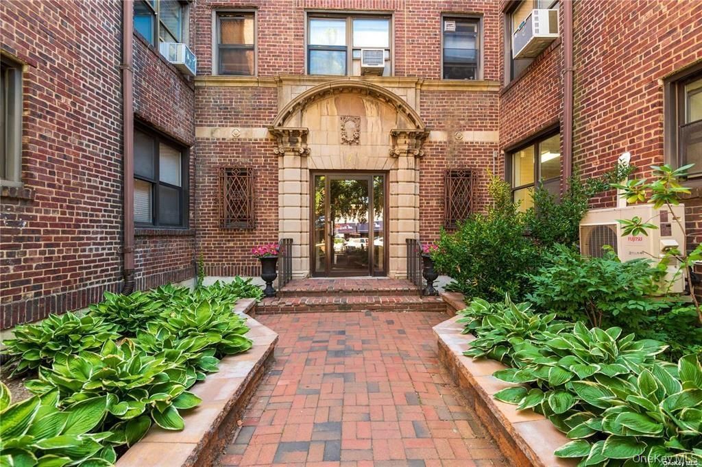 7 Bond Street 3B, Great Neck, NY 11021