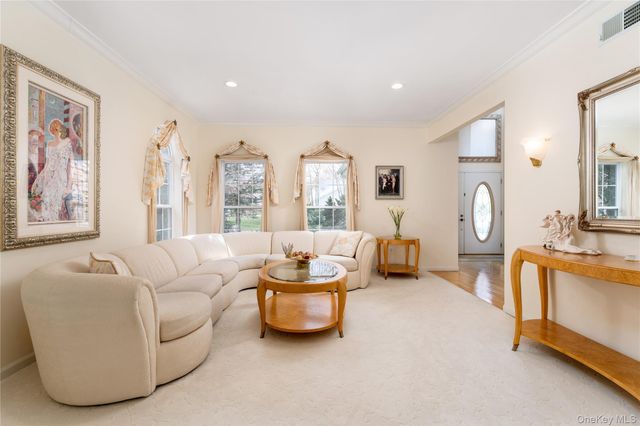 9 Framingham Lane, Shoreham, NY 11786