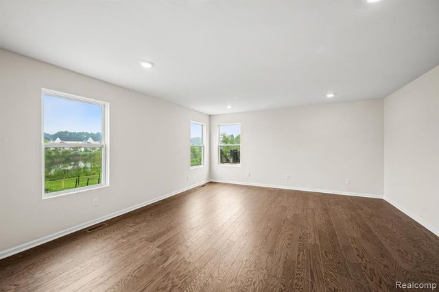 387 Edge Brook, Holly, MI 48442