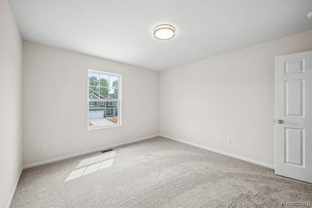 387 Edge Brook, Holly, MI 48442