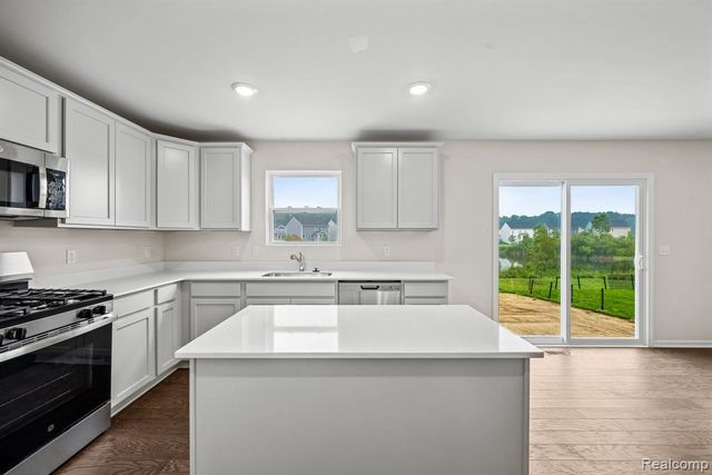 387 Edge Brook, Holly, MI 48442