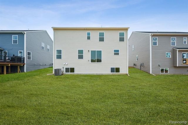 387 Edge Brook, Holly, MI 48442