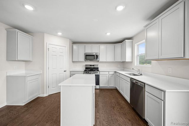 387 Edge Brook, Holly, MI 48442