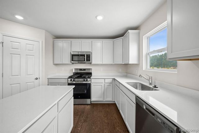 387 Edge Brook, Holly, MI 48442