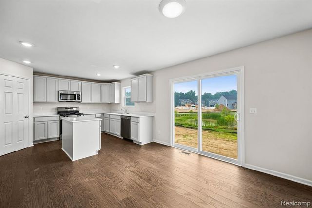 387 Edge Brook, Holly, MI 48442