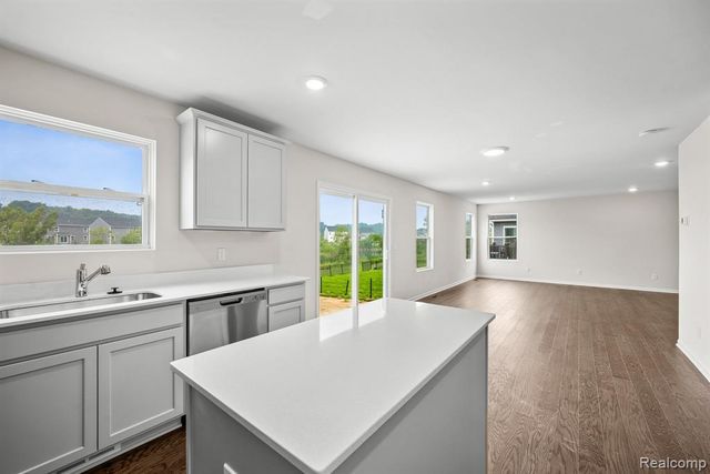 387 Edge Brook, Holly, MI 48442