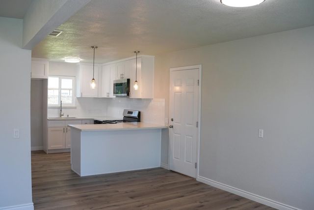 2325 E Hampton Way, Fresno, CA 93726