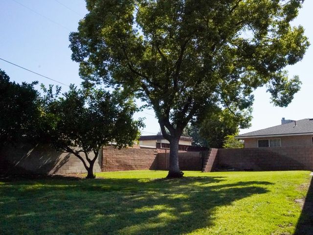 2325 E Hampton Way, Fresno, CA 93726