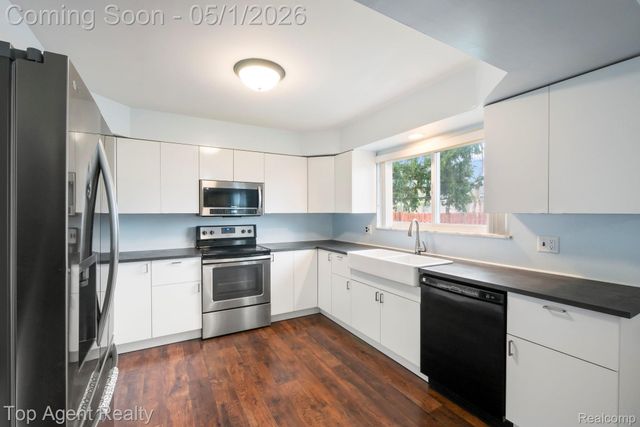 30151 Barbary Court, Warren, MI 48093