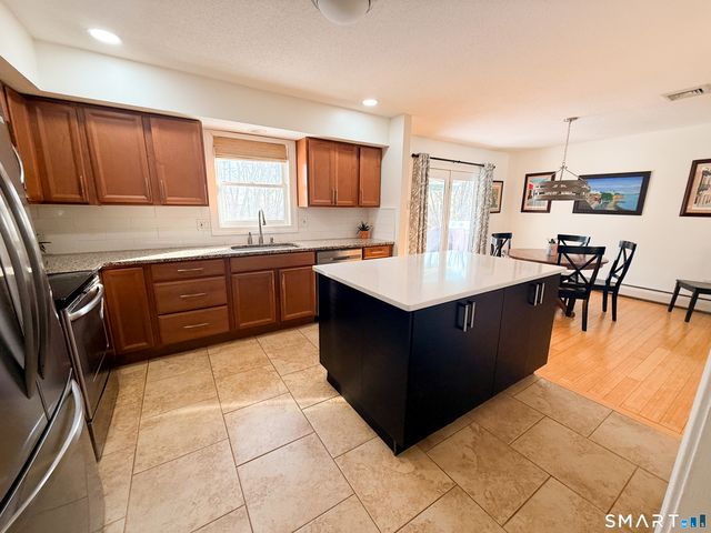 31 Kendall Circle, Waterbury, CT 06708