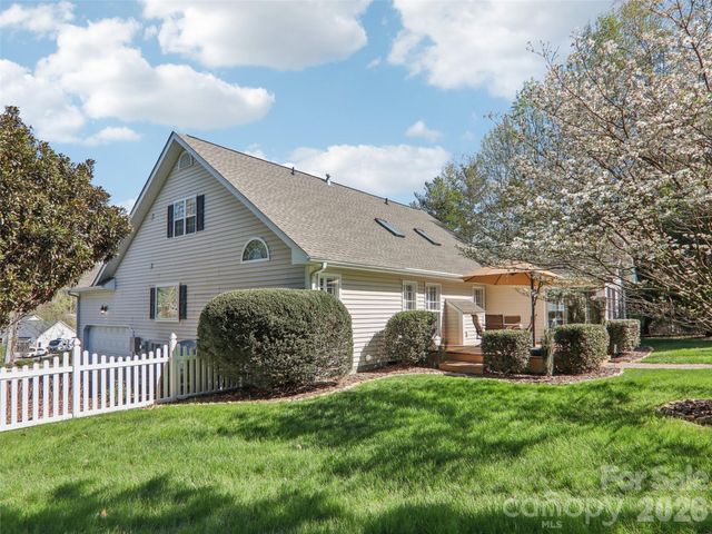 117 Apple Meadow Court, Hendersonville, NC 28739