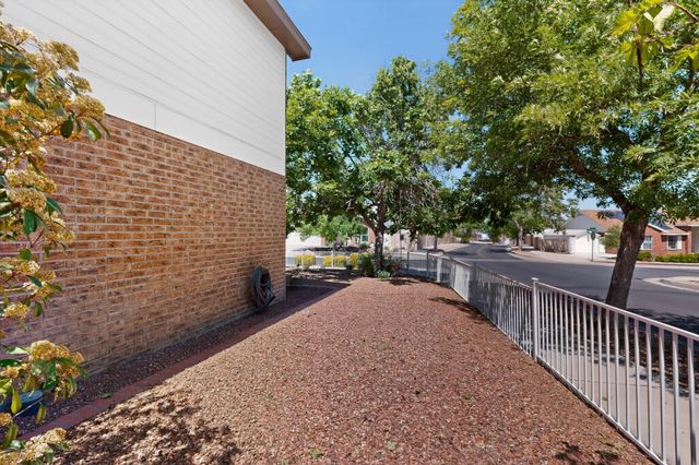8100 Glenbrook Place NW, Albuquerque, NM 87120