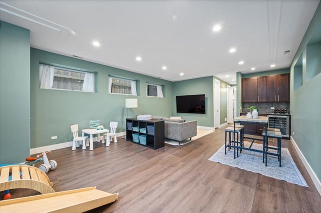 4137 N Lawndale Avenue, Chicago, IL 60618