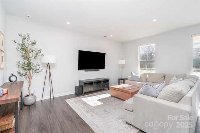 5244 Kinsbridge Drive, Charlotte, NC 28227