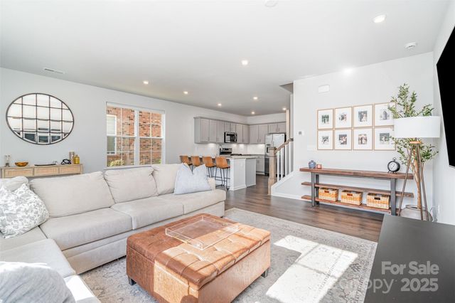 5244 Kinsbridge Drive, Charlotte, NC 28227