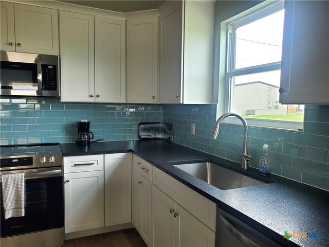 1201 W HOUSTON Avenue, Seadrift, TX 77983