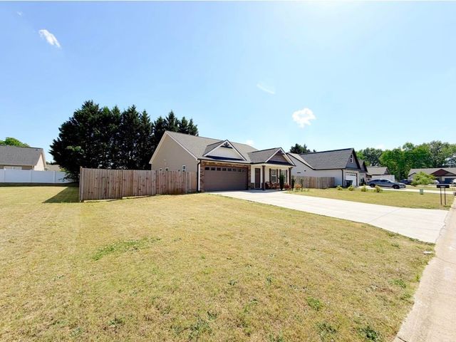 712 Barkwood Ct, Boiling Springs, SC 29316