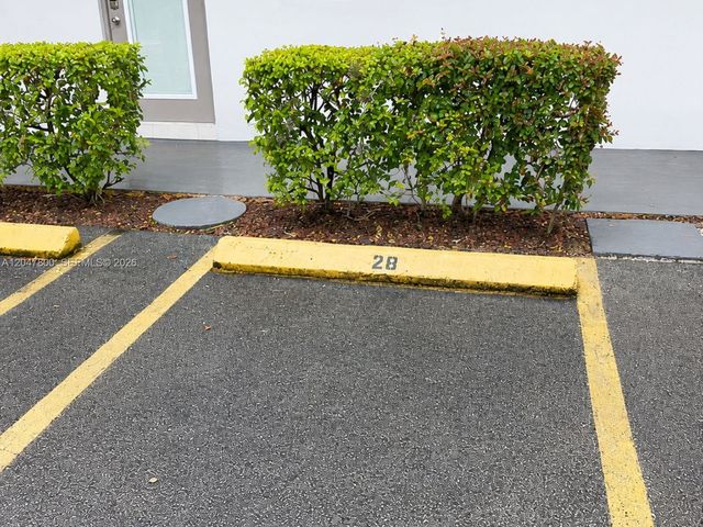 4700 NW 35th St 411, Lauderdale Lakes, FL 33319