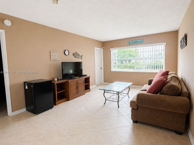 4700 NW 35th St 411, Lauderdale Lakes, FL 33319