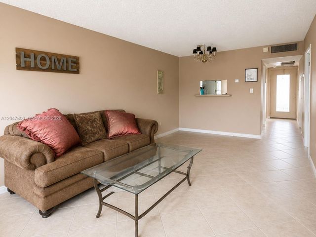 4700 NW 35th St 411, Lauderdale Lakes, FL 33319