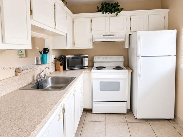 4700 NW 35th St 411, Lauderdale Lakes, FL 33319