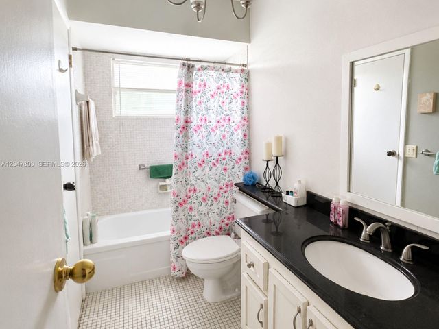 4700 NW 35th St 411, Lauderdale Lakes, FL 33319