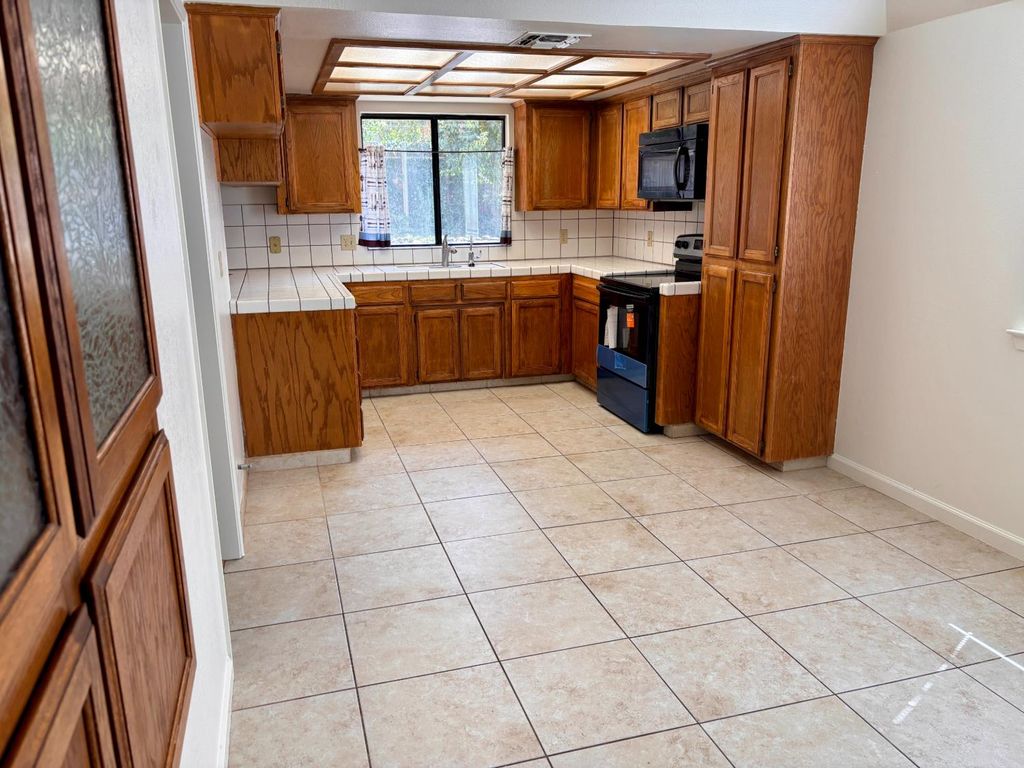 Image 9 of property listing at 1647 E Serena Avenue, Fresno, CA 93720