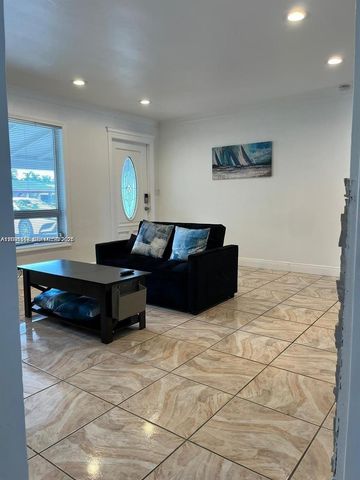 6431 Hayes St, Hollywood, FL 33024