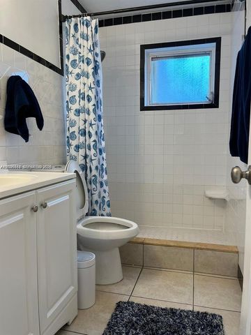 6431 Hayes St, Hollywood, FL 33024