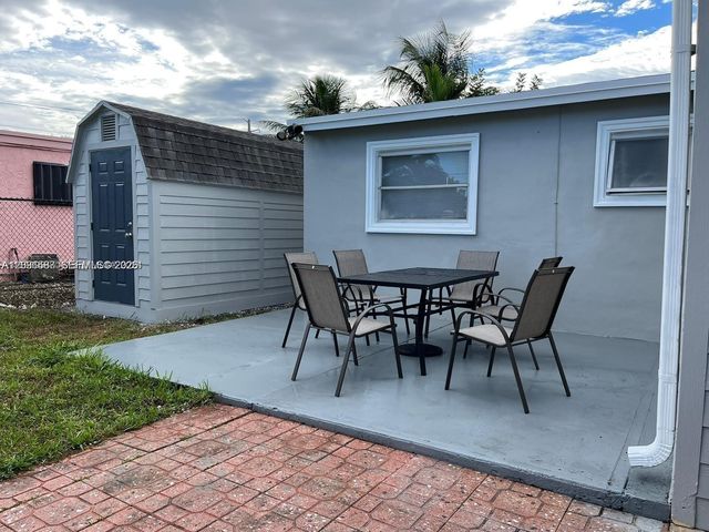 6431 Hayes St, Hollywood, FL 33024