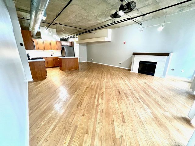 933 W Van Buren Street 302, Chicago, IL 60607