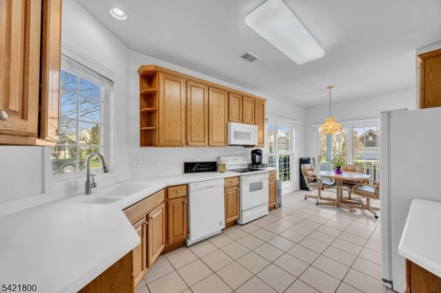180 Stone Manor Dr, Franklin Twp., NJ 08873